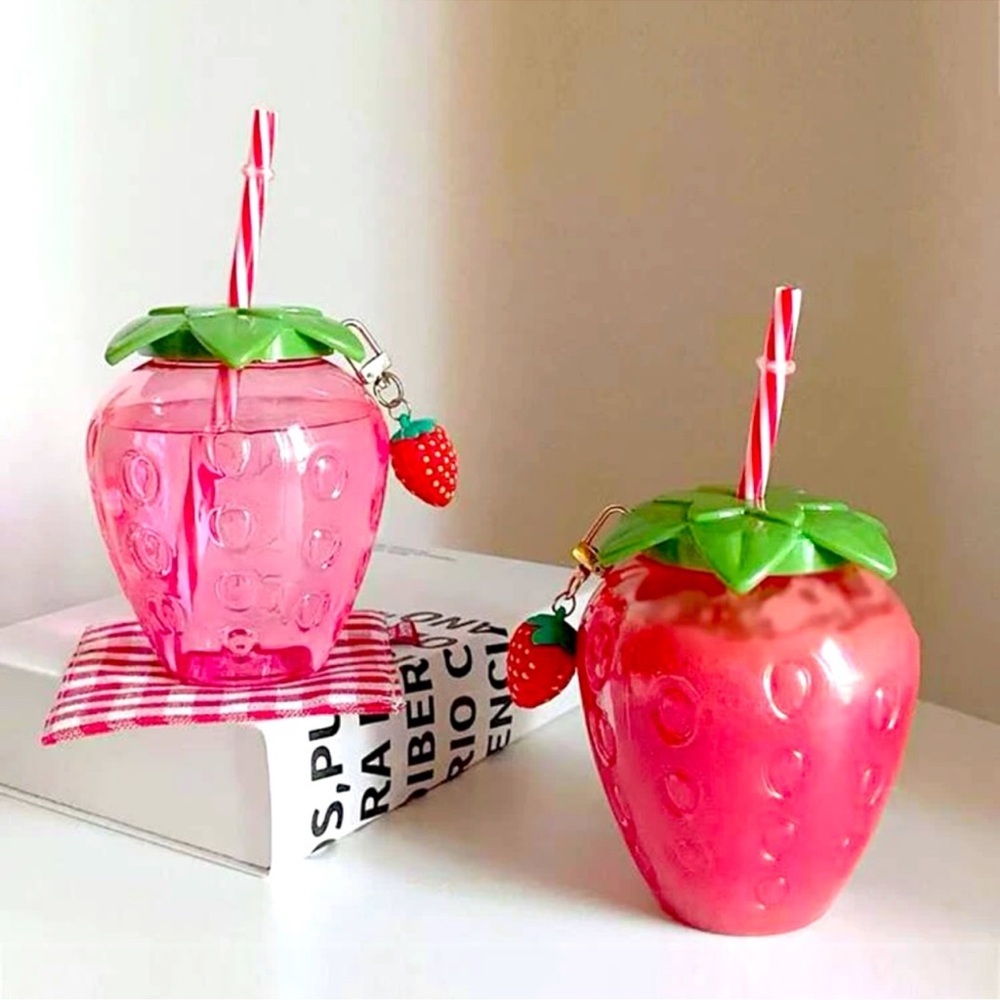 New Red Clear Plastic Strawberry Design Drinking
Tumbler With Straw & Key Chain - Picture 2 of 14